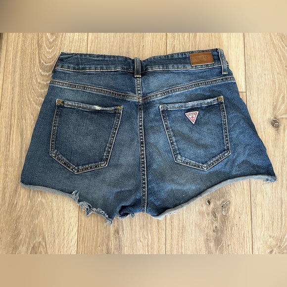 Guess vintage denim mom shorts - size 29 - Picture 2 of 2